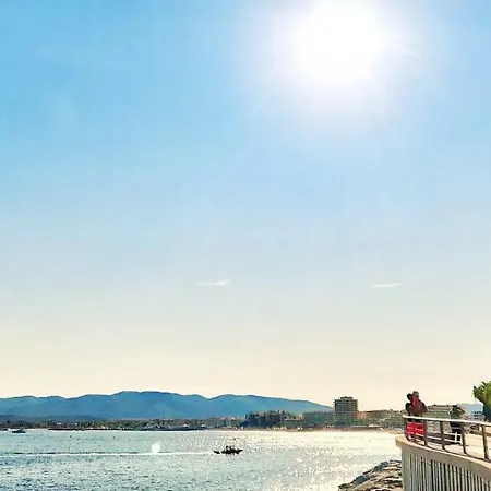 A 3 Minutes A Pied Saint-Raphael (Var)